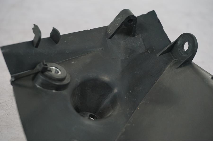 Snett nerifrån på Strålkastarfäste från en KTM 690 SM R -2009 motorcykel.