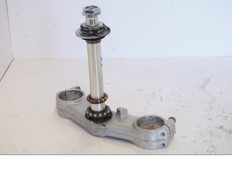 Vänster sida på Gaffelkrona från en Honda CBR 900 RR -2001 motorcykel.