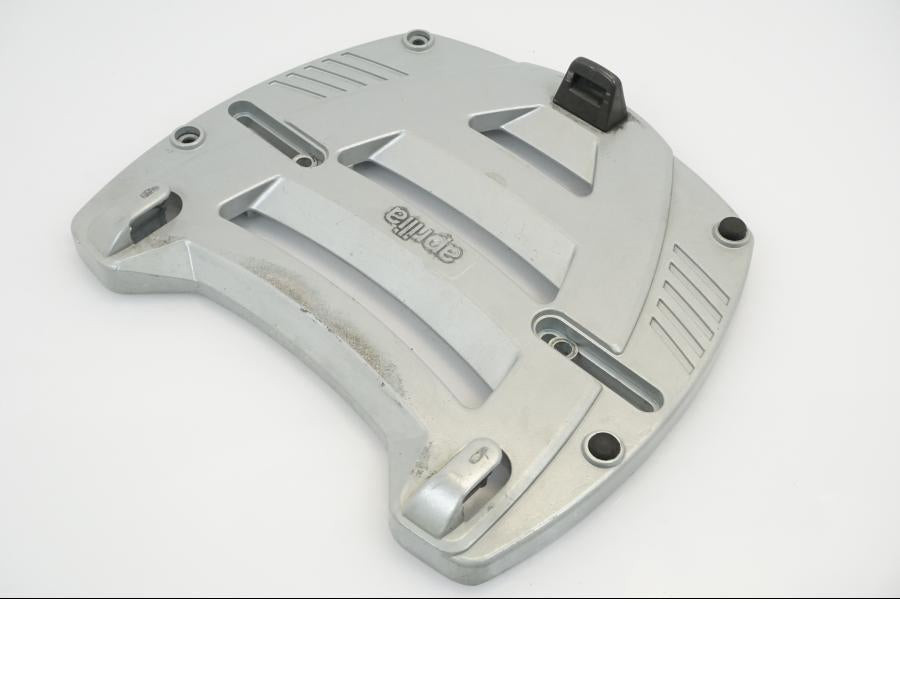 Baksidan på Pakethållare från en Aprilia ETV 1000 -2002 motorcykel.