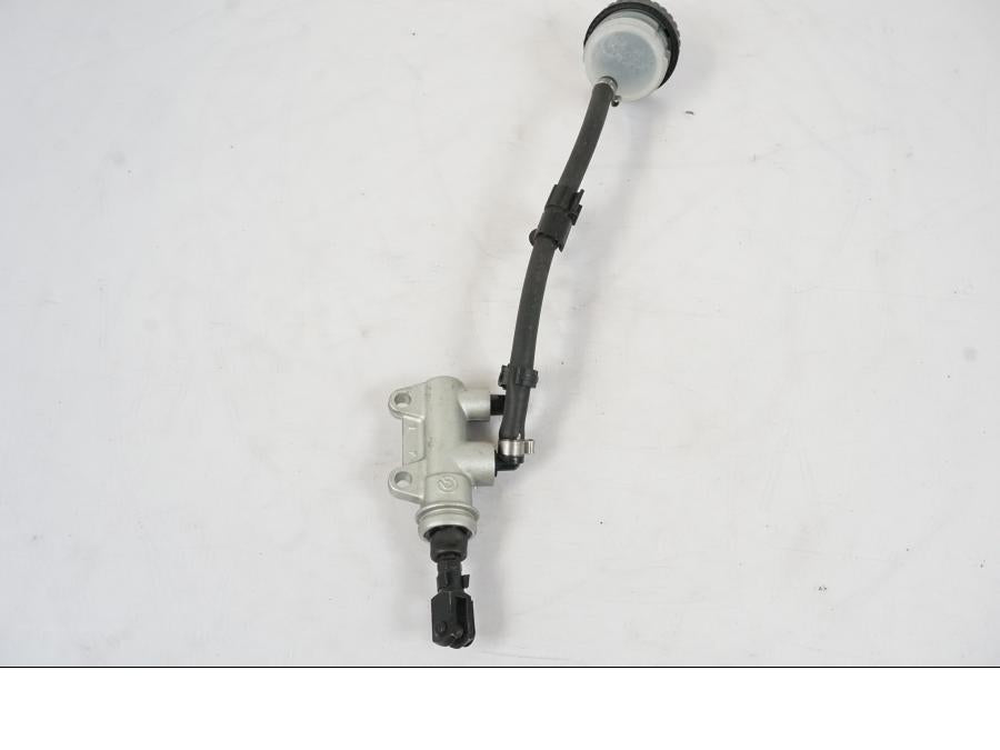 Framsidan på Bromshuvudcylinder från en BMW S 1000 XR -2019 motorcykel.