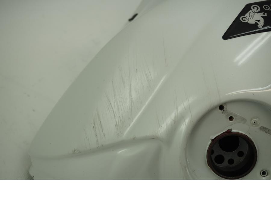 Extrabild1 på Bensintank från en Yamaha YZF 1000 R1 -2006 motorcykel.