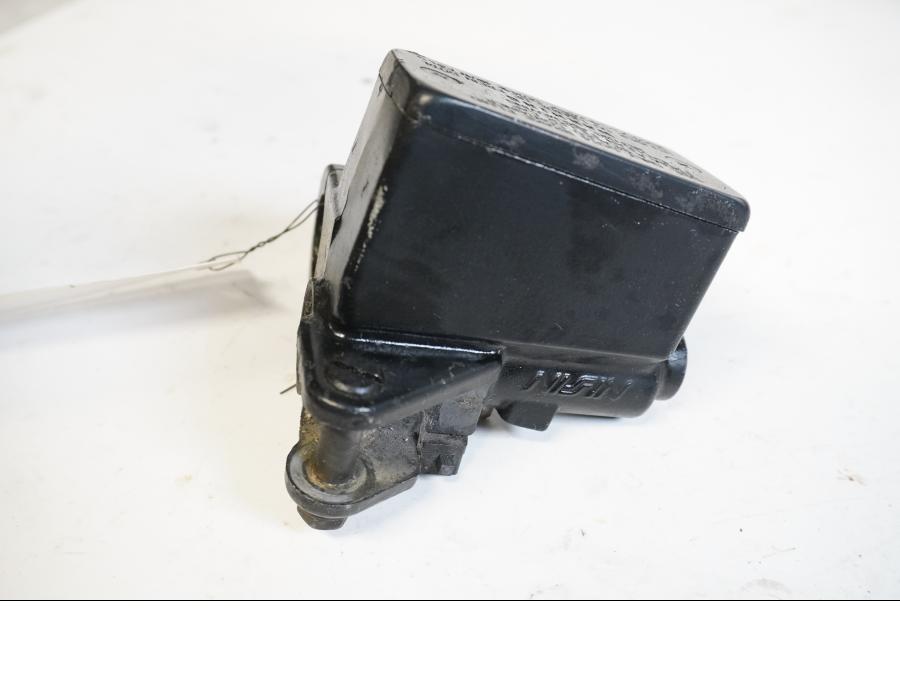 Baksidan på Bromshuvudcylinder från en Suzuki RF 600 R -1993 motorcykel.