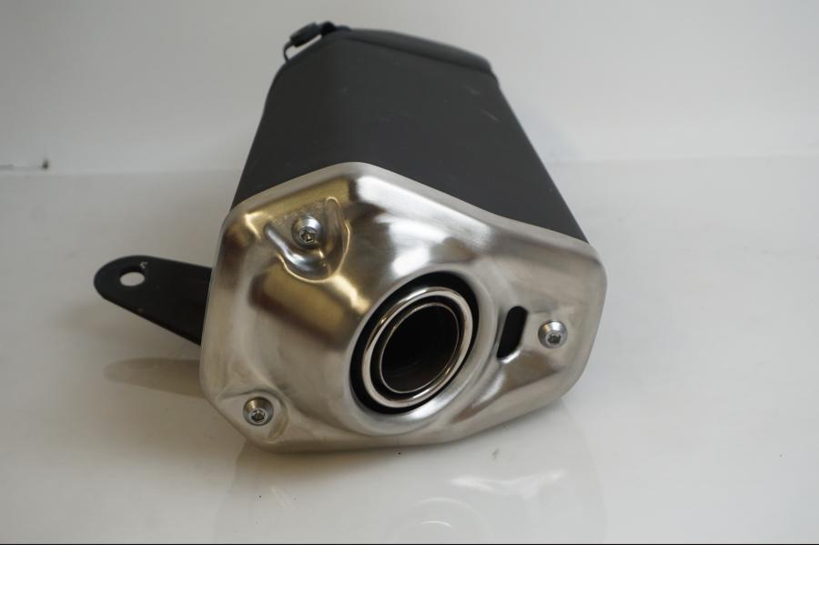 Vänster sida på Ljuddämpare från en Kawasaki Z 900 -2022 motorcykel.