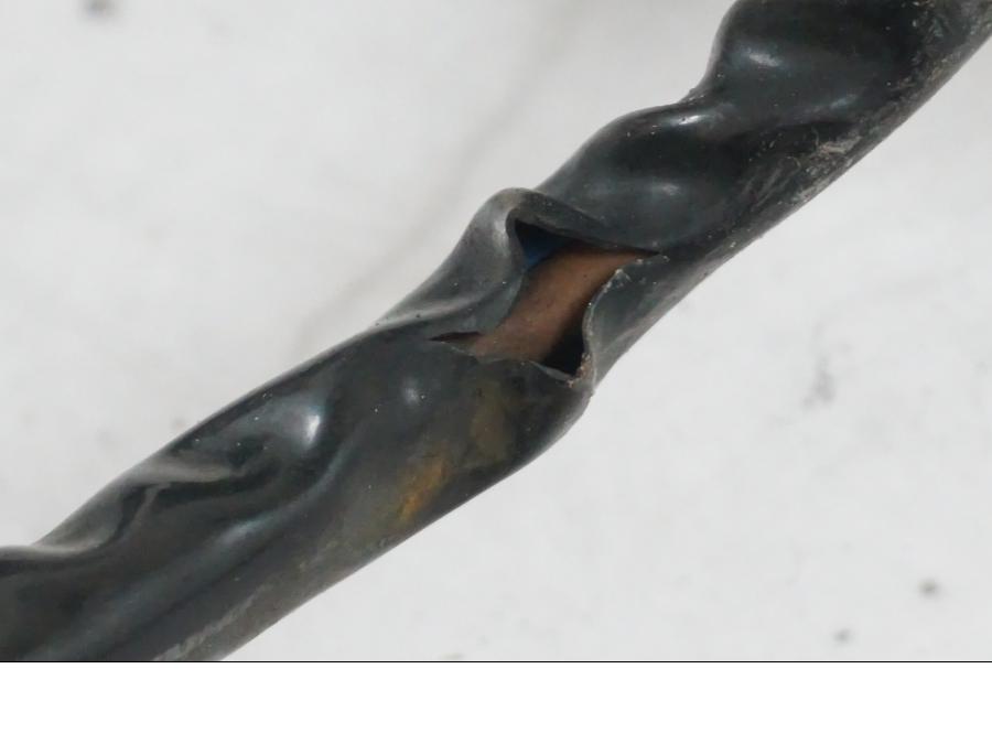 Extrabild6 på <p>Låssats från Yamaha FJ 1200 1986.</p>

<p>Tändningslås. Tanklock, 1st nyckel.</p>

<p>Repor och slitage av lack på tändningslåset samt att gummiskyddet för vajrarna har ett mindre hål se bilder.</p> motorcykel.