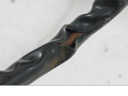 Extrabild6 på <p>Låssats från Yamaha FJ 1200 1986.</p>

<p>Tändningslås. Tanklock, 1st nyckel.</p>

<p>Repor och slitage av lack på tändningslåset samt att gummiskyddet för vajrarna har ett mindre hål se bilder.</p> motorcykel.