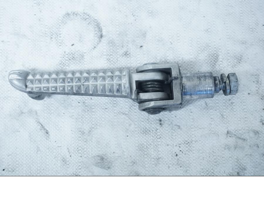 Framsidan på Fotpinne från en Yamaha YZF 1000 R1 -2002 motorcykel.