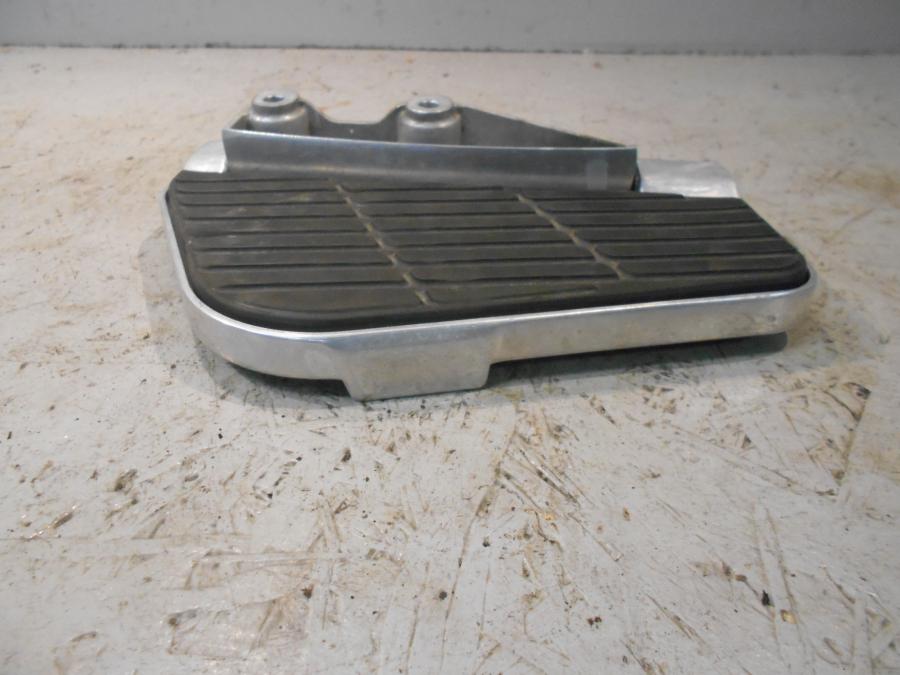 Baksidan på Fotplatta från en Honda GL 1800 -2001 motorcykel.