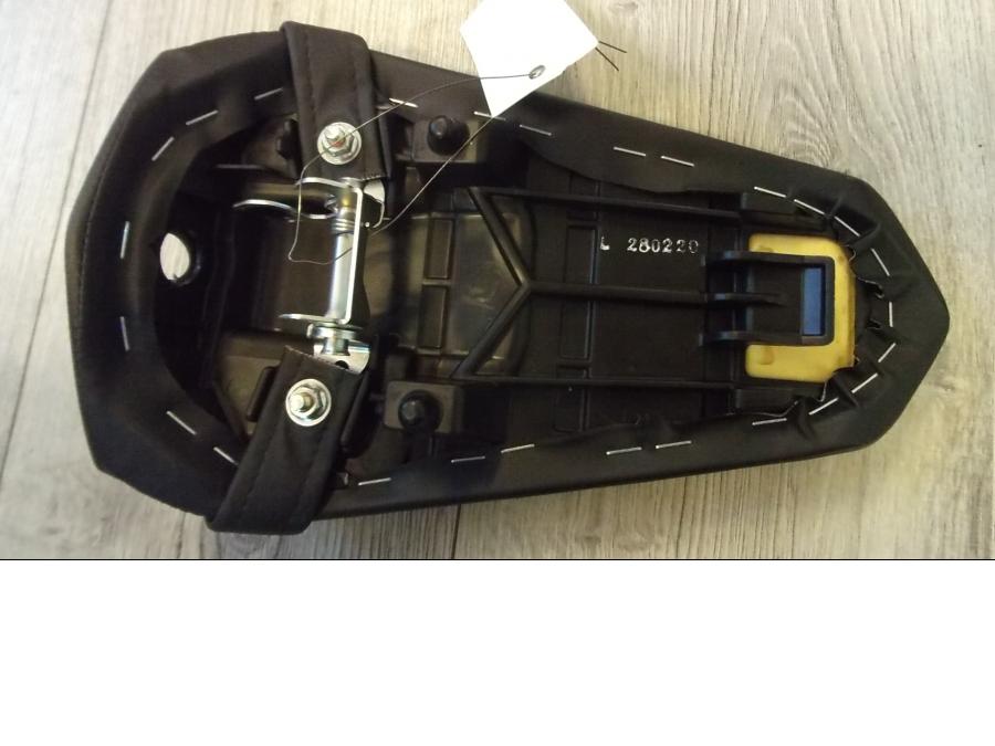 Snett uppifrån på Sadel från en Yamaha YZF 1000 R1 -2015 motorcykel.