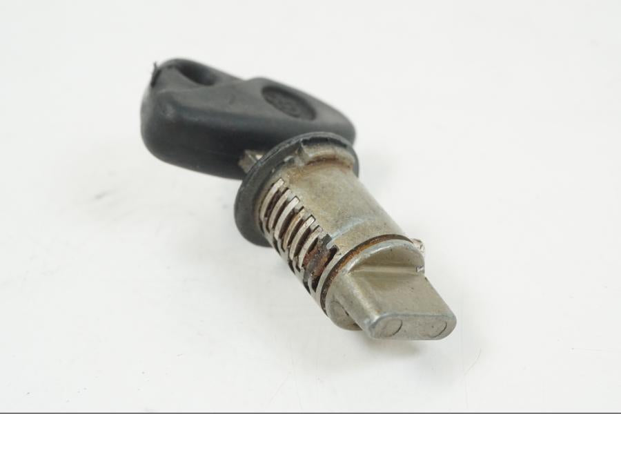 Vänster sida på Lås från en BMW F 650 CS -2002 motorcykel.