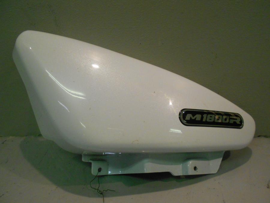 Framsidan på Sidopanel från en Suzuki M 1800 -2010 motorcykel.