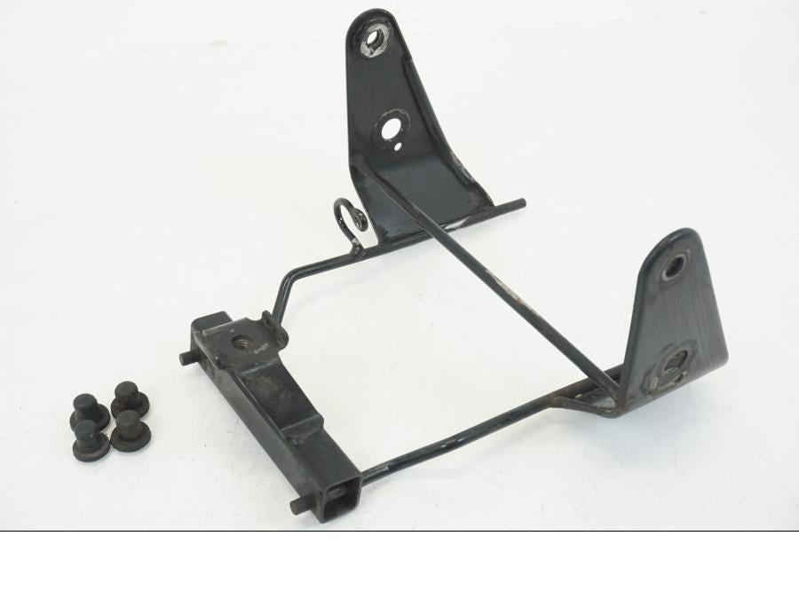 Framsidan på Strålkastarfäste från en Honda CB 750 -2002 motorcykel.