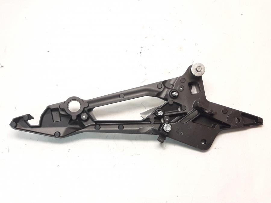 Baksidan på Fotpinnefäste från en Kawasaki Z 800 -2015 motorcykel.