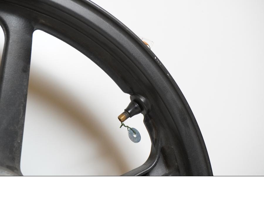 Snett uppifrån på Fälg från en Honda CBR 125 R -2004 motorcykel.