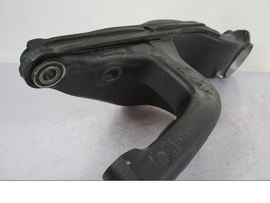 Snett nerifrån på Sving från en KTM 1290 Super Duke -2019 motorcykel.