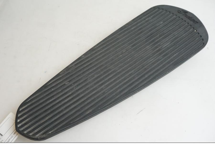 Framsidan på Fotplatta från en Indian Chieftain Dark Horse -2019 motorcykel.