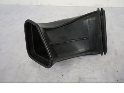 Snett nerifrån på Luftintag från en KTM 1290 Super Duke R -2021 motorcykel.