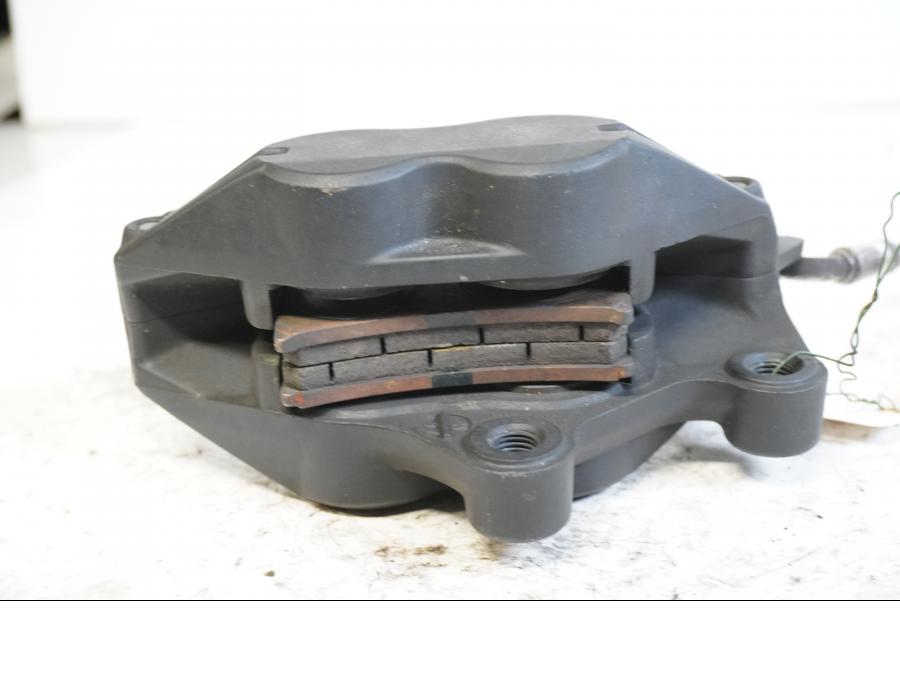 Vänster sida på Bromsok från en BMW F 800 ST -2008 motorcykel.