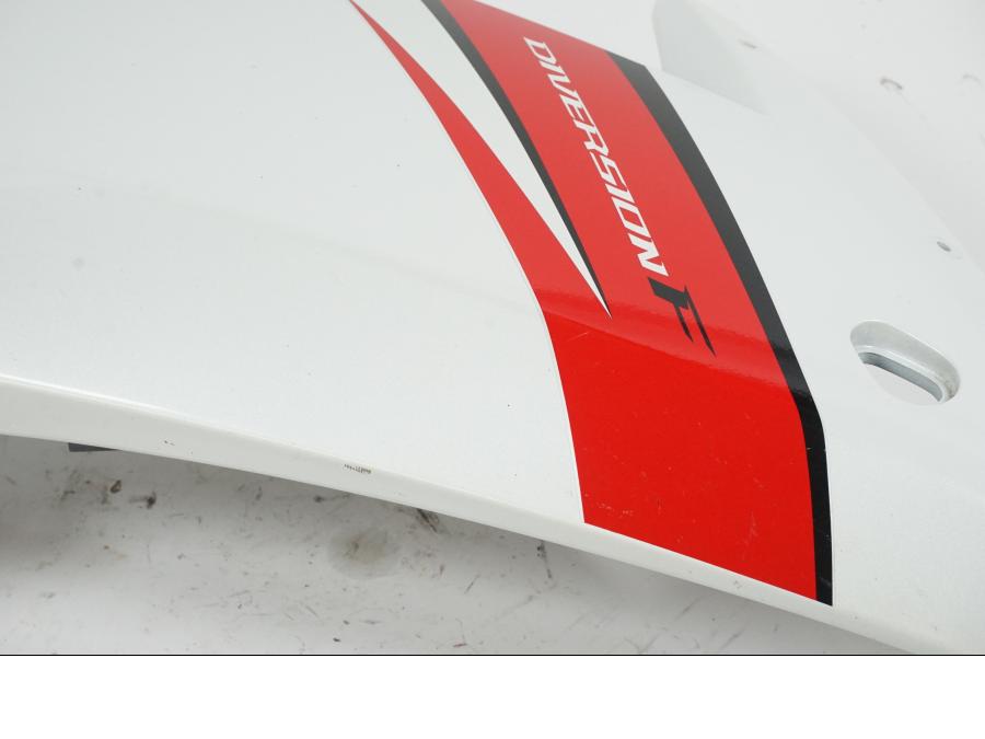 Snett nerifrån på Sidkåpa från en Yamaha XJ 6 -2011 motorcykel.