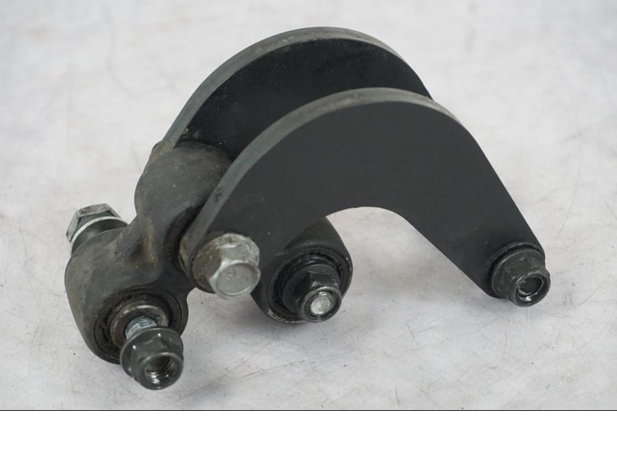 Framsidan på Stötdämparlänkage från en Yamaha MT 125 -2017 motorcykel.