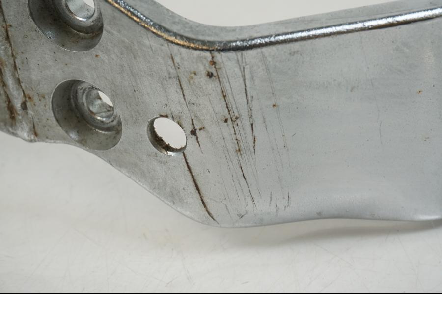 Snett nerifrån på Fotpinnefäste från en Suzuki VS 1400 -1999 motorcykel.