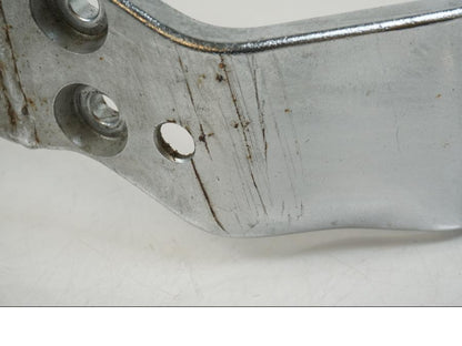 Snett nerifrån på Fotpinnefäste från en Suzuki VS 1400 -1999 motorcykel.