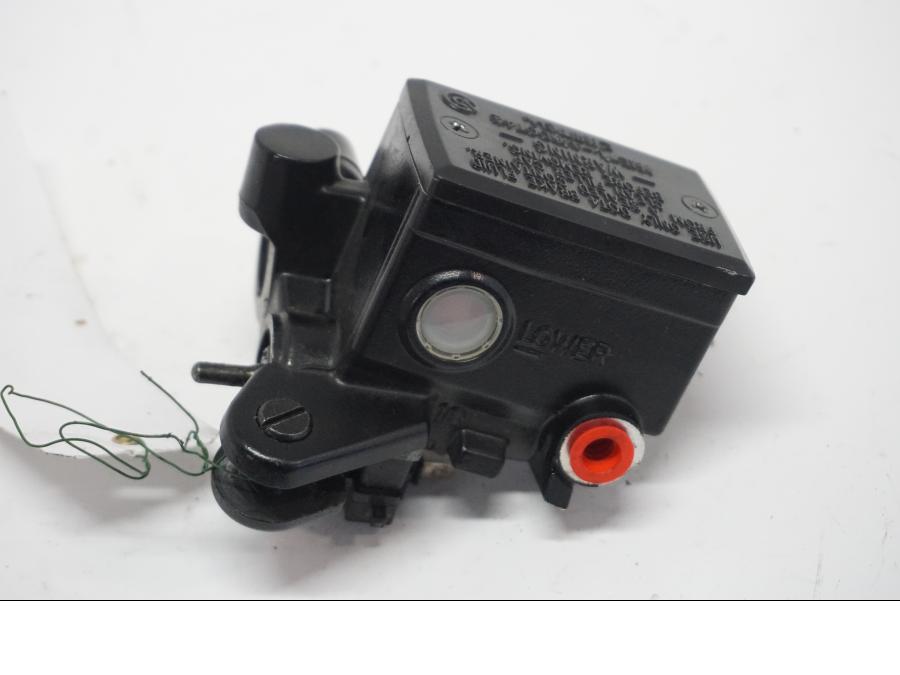 Höger sida på Bromshuvudcylinder från en Yamaha FZ1-SA -2007 motorcykel.