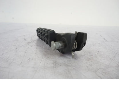 Snett nerifrån på Fotpinne från en KTM 1290 Super Duke -2019 motorcykel.