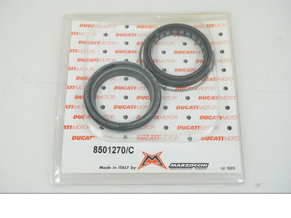 Framsidan på Gaffelben från en Ducati Diavel -2017 motorcykel.