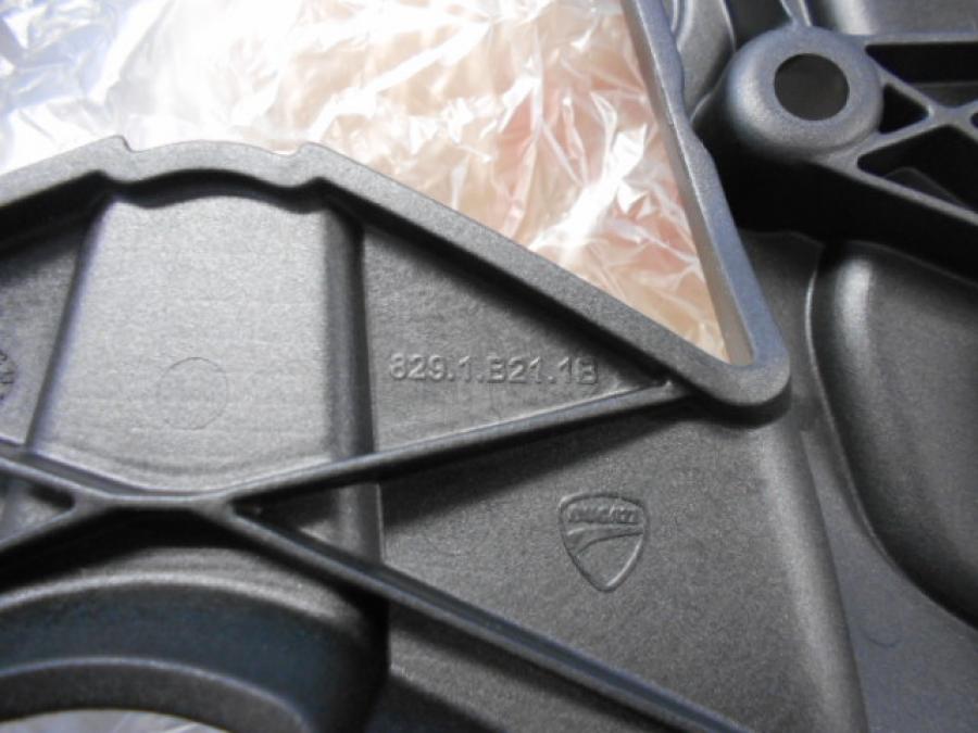 Höger sida på Topboxfäste från en Ducati Hypermotard -2014 motorcykel.