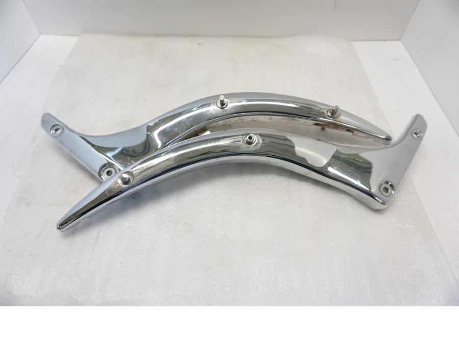 Framsidan på Bakskärmstag från en Suzuki VL 800 -2004 motorcykel.