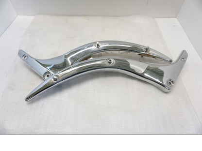 Framsidan på Bakskärmstag från en Suzuki VL 800 -2004 motorcykel.