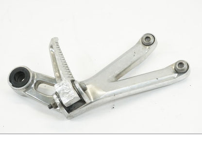 Framsidan på Fotpinne från en Yamaha YZF R6 -1999 motorcykel.