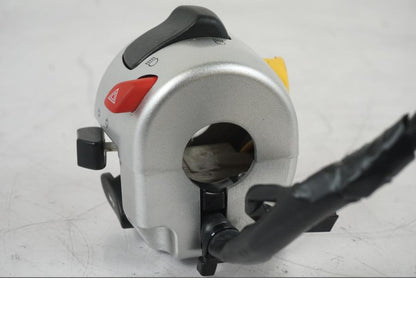 Snett uppifrån på Styrelreglage från en Suzuki VZR 1800 -2009 motorcykel.