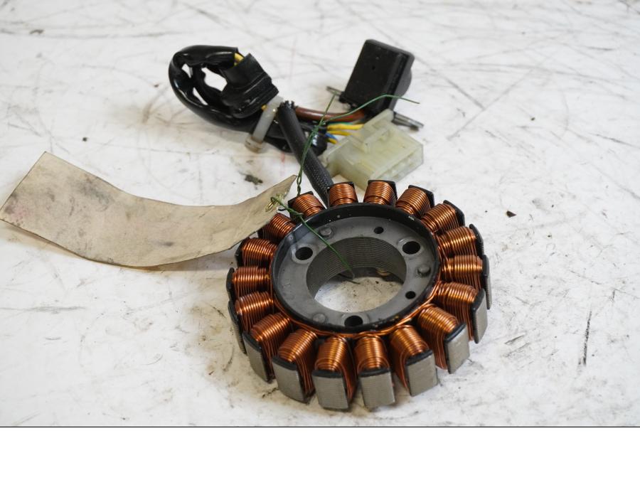 Framsidan på Generator från en Honda CBR 125 R -2004 motorcykel.