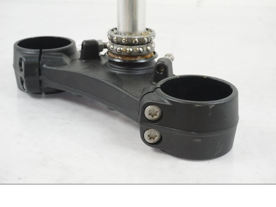 Höger sida på Gaffelkrona från en KTM 1290 Super Duke R EVO -2023 motorcykel.