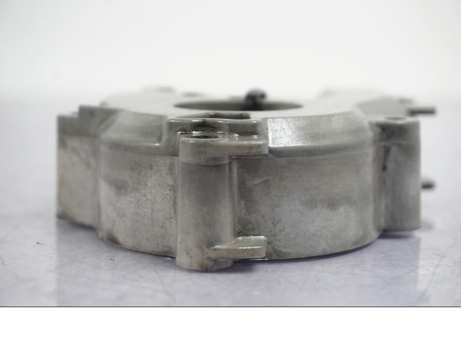 Snett nerifrån på Oljepump från en BMW R NineT -2017 motorcykel.