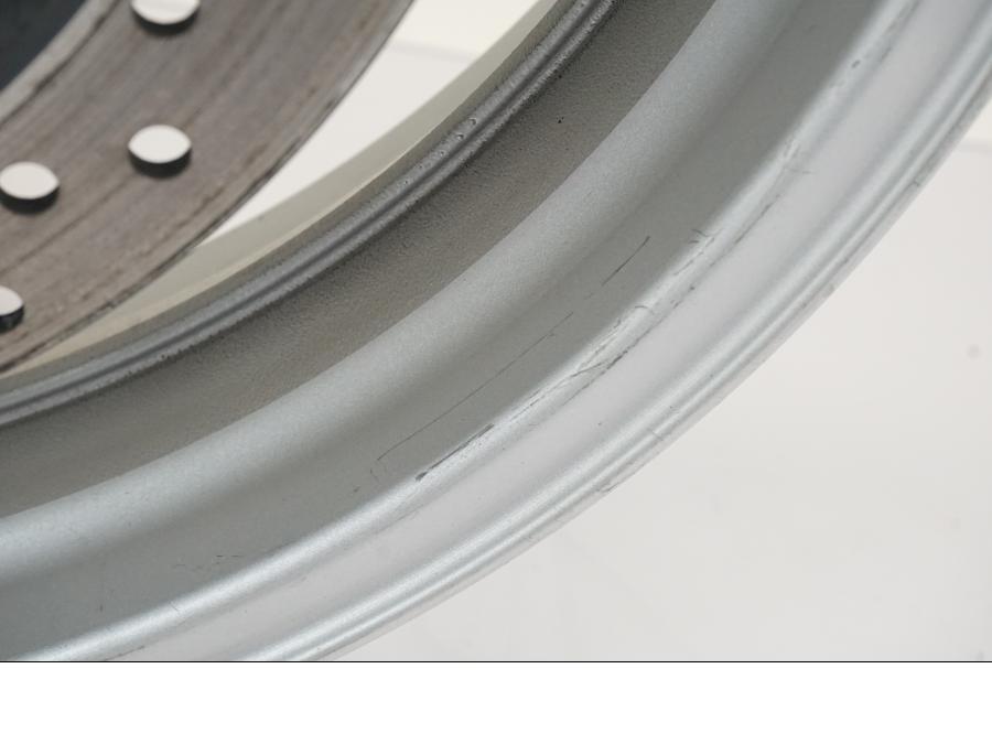 Snett nerifrån på Hjulpaket från en Honda NT 700 -2008 motorcykel.