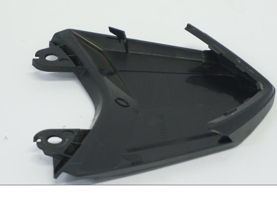 Snett nerifrån på Bakvinge från en Honda CB 500 X -2015 motorcykel.