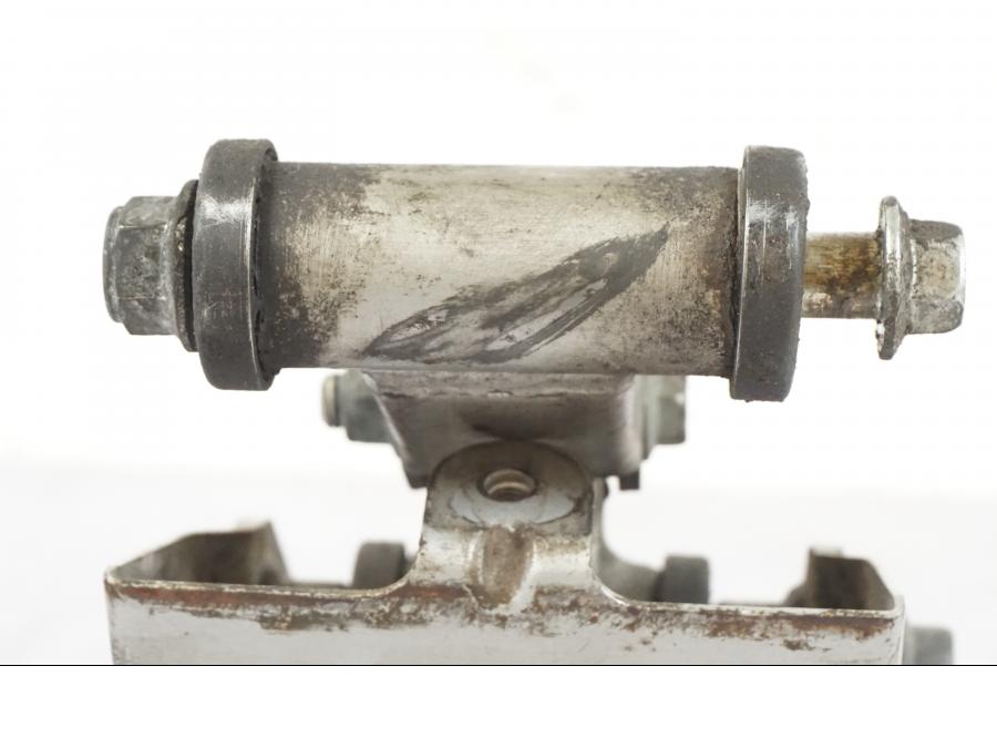 Snett nerifrån på Stötdämparlänkage från en Suzuki GSX 550 EF -1985 motorcykel.