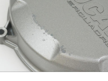 Snett nerifrån på Kopplingskåpa från en Ducati 1299 Panigale -2018 motorcykel.