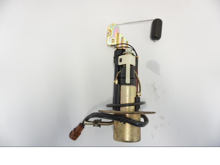 Snett nerifrån på Bensinpump insprut från en Suzuki DL 1000 -2003 motorcykel.