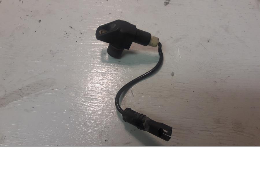 Baksidan på Vevaxelsensor från en BMW F 800 GS -2009 motorcykel.