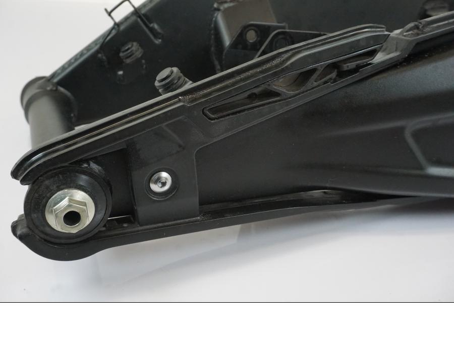 Baksidan på Sving från en Triumph Trident -2021 motorcykel.