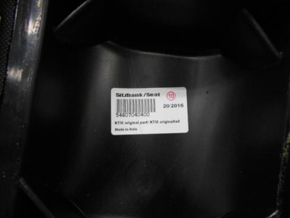 Snett uppifrån på Sadel från en KTM 125 EXC -2005 motorcykel.