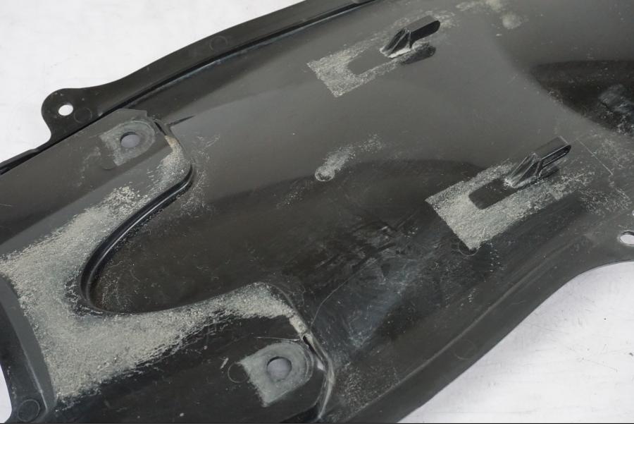 Snett nerifrån på Undertail från en Suzuki GSX-R 750 -2006 motorcykel.