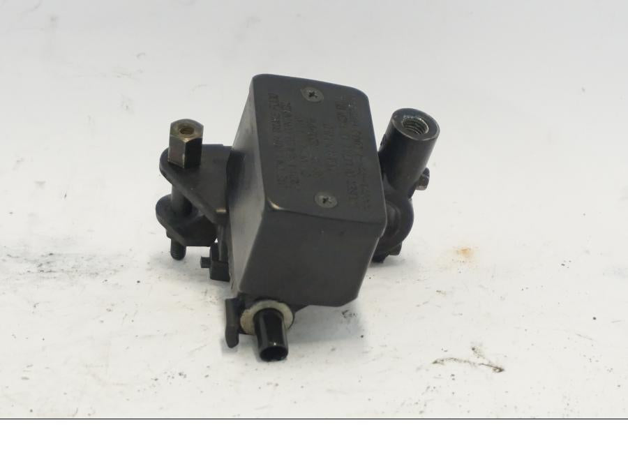 Vänster sida på Bromshuvudcylinder från en Suzuki DL 1000 -2003 motorcykel.