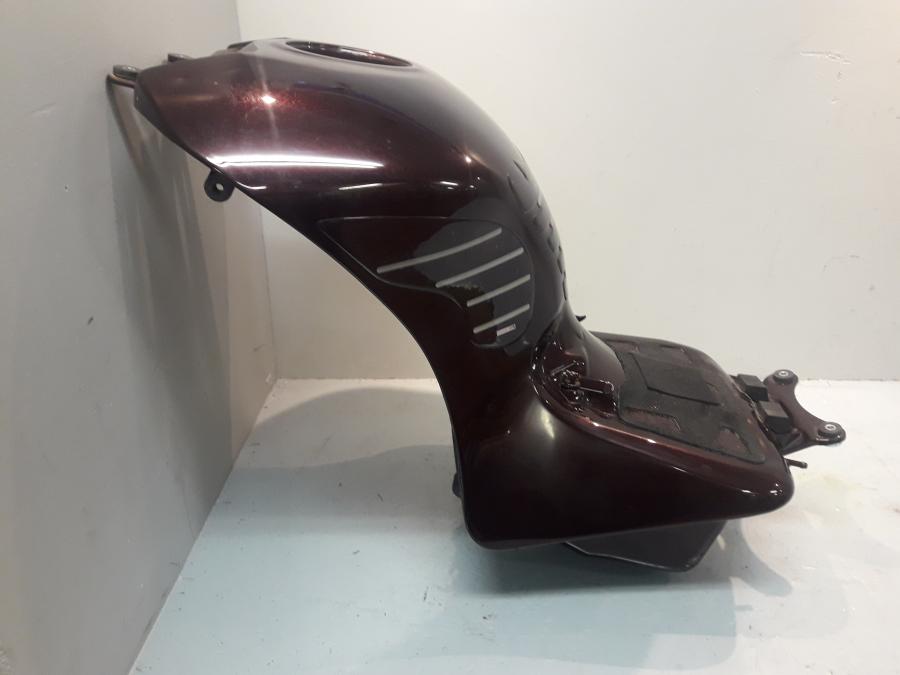 Höger sida på Bensintank från en Kawasaki GTR 1400 -2012 motorcykel.
