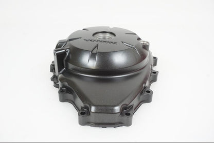 Vänster sida på Generatorkåpa från en Honda NC 750 S -2016 motorcykel.