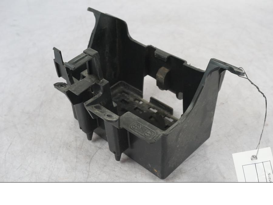 Baksidan på Batterihållare från en Suzuki GSF 1250 -2010 motorcykel.