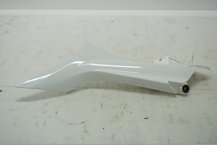 Framsidan på Sidopanel från en MV Agusta Brutale 800 -2014 motorcykel.